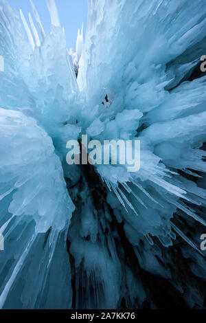 Viele lange Eiszapfen hängen von der Decke. Eiszapfen von Blue Ice. Stockfoto