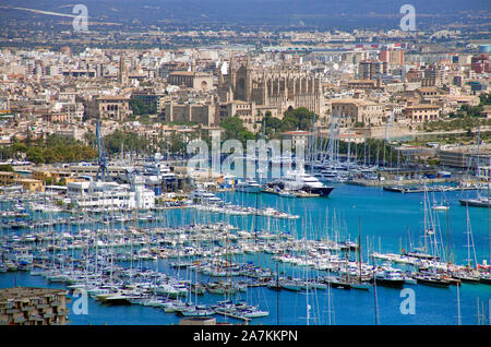 Blick vom Schloss Bellver auf den Hafen und die Altstadt, die Kathedrale La Seu, Palma, Palma de Mallorca, Mallorca, Balearen, Spanien Stockfoto