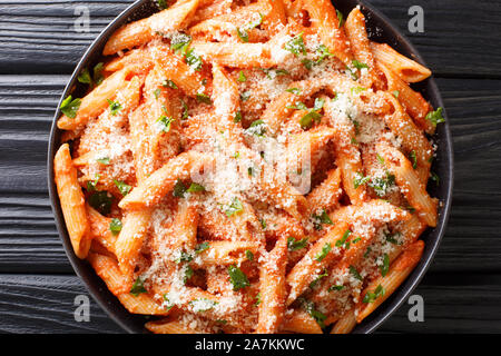 Penne Alla Vodka ist zart Pasta in eine reichhaltige und köstliche Tomaten, Wodka und Sahnesauce geworfen, alle mit Parmesan schließen aufgestockt in eine Platte auf Stockfoto