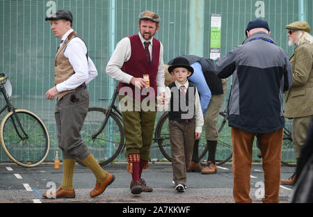 Brighton UK 3. November 2019 - Zahlreiche traditionelle Kostüme im Ziel der Bonhams London nach Brighton Veteran Car Run auf Madeira. Über 400 pre-1905 Autos vom Hyde Park London am frühen Morgen und Ende an Brightons Madeira Drive am Meer: Credit Simon Dack/Alamy leben Nachrichten Stockfoto