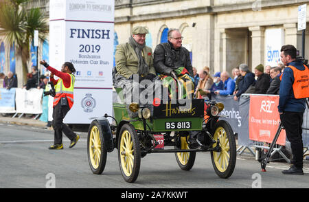 Brighton UK 3. November 2019 - Eine elektrisch angetriebene Waverley 1901 erbaute kommt am Ende der Bonhams London nach Brighton Veteran Car Run. Über 400 pre-1905 Autos vom Hyde Park London am frühen Morgen und Ende an Brightons Madeira Drive am Meer: Credit Simon Dack/Alamy leben Nachrichten Stockfoto