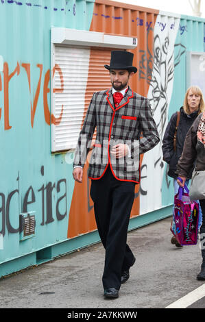 Brighton UK 3. November 2019 - Zahlreiche traditionelle Kostüme einschließlich dieser junge Mann in einem top hat im Ziel der Bonhams London nach Brighton Veteran Car Run auf Madeira. Über 400 pre-1905 Autos vom Hyde Park London am frühen Morgen und Ende an Brightons Madeira Drive am Meer: Credit Simon Dack/Alamy leben Nachrichten Stockfoto