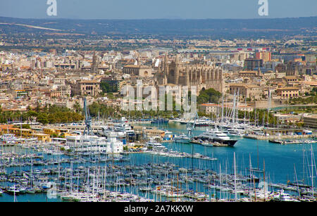 Blick vom Schloss Bellver auf den Hafen und die Altstadt, die Kathedrale La Seu, Palma, Palma de Mallorca, Mallorca, Balearen, Spanien Stockfoto