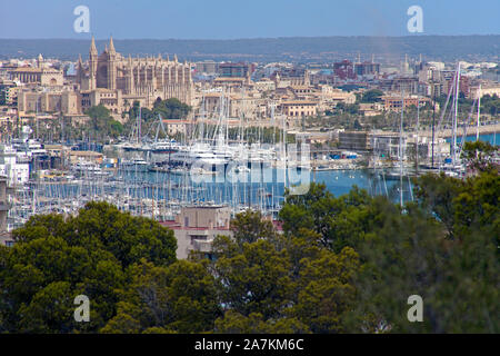 Blick vom Schloss Bellver auf den Hafen und die Altstadt, die Kathedrale La Seu, Palma, Palma de Mallorca, Mallorca, Balearen, Spanien Stockfoto