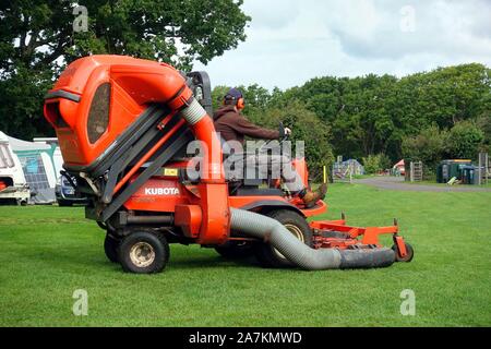 Norden, England - 29.August 2018: Große orange Kubota Turbo Rasenmäher gefahren werden um eine englische Campingplatz das Gras sauber zu halten und in gutem Selbststä Stockfoto