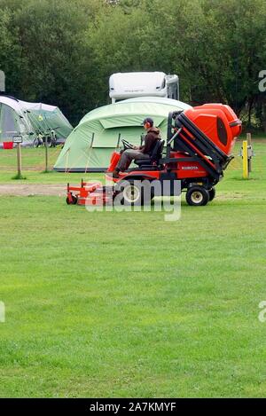 Norden, England - 29.August 2018: Große orange Kubota Turbo Rasenmäher gefahren werden um eine englische Campingplatz das Gras sauber zu halten und in gutem Selbststä Stockfoto