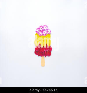 Kreatives Konzept noch Life Natur grün Foto von Blumen in voller Blüte in Form von Eis popsicle auf grauem Hintergrund. Stockfoto