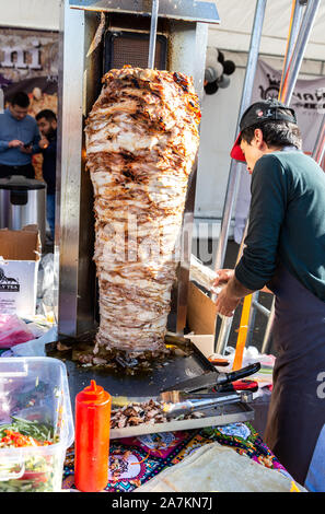 Samara, Russland - 5. Oktober 2019: Traditionelle fast food Döner Fleisch auf einem drehbaren Grill. Shawarma ist einer der beliebtesten Fast Food Stockfoto