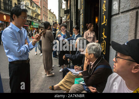 Shanghai, China, Schlange chinesen warten auf chinesisches Restaurant, Shao Dong Jia, auf Han Kou Road, Mann mit Smartphone auf der Straße, asien china chinesisch Asian Road Stockfoto