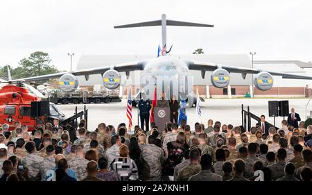 Us-First Lady Melania Trump Adressen service Mitglieder stand vor einer C-17 Globemaster Flugzeuge mit Karen Pence, rechts, Frau des Vice President Mike Pence, Oktober 30, 2019 in Charleston, South Carolina. Die First Lady besucht eine Schule für militärische Familien dann Soldaten an der Basis gerichtet. Stockfoto