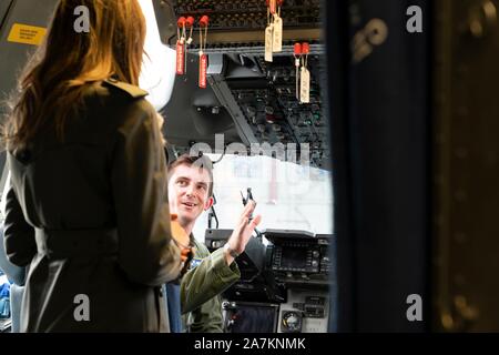 Us-First Lady Melania Trump Tours das Cockpit eines Air Force C-17 Globemaster Flugzeuge bei einem Besuch in Joint Base Charleston Oktober 30, 2019 in Charleston, South Carolina. Die First Lady besucht eine Schule für militärische Familien dann Soldaten an der Basis gerichtet. Stockfoto