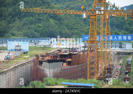 Blick auf die Konstruktion von doppelten Titanic und seine Umgebung in Daying Grafschaft, Stadt Suining, Südwesten Chinas Provinz Sichuan, 18. September 2019. Stockfoto