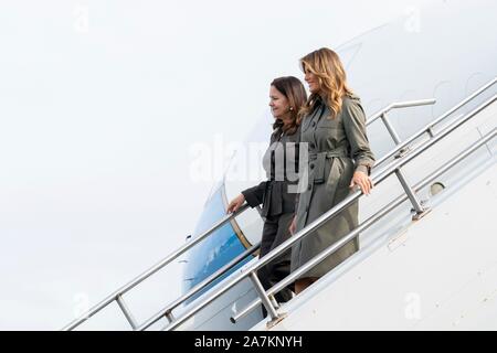 Us-First Lady Melania Trump und Karen Pence, Frau des Vice President Mike Pence, gehen weg ihre Flugzeuge bei der Ankunft am Joint Base Charleston Oktober 30, 2019 in Charleston, South Carolina. Die First Lady besucht eine Schule für militärische Familien dann Soldaten an der Basis gerichtet. Stockfoto