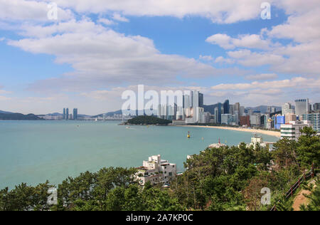 BUSAN, SÜDKOREA - 16. OKTOBER 2019: Skyline der Stadt und den Wolkenkratzer in den Haeundae Bezirk, Busan, Südkorea. Stockfoto