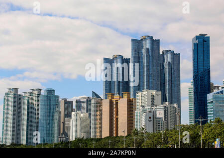 BUSAN, SÜDKOREA - 16. OKTOBER 2019: Skyline der Stadt und den Wolkenkratzer in den Haeundae Bezirk, Busan, Südkorea. Stockfoto