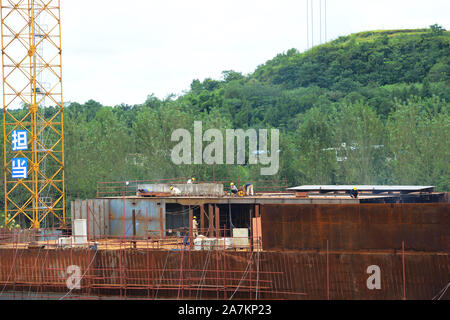 Blick auf die Konstruktion von doppelten Titanic und seine Umgebung in Daying Grafschaft, Stadt Suining, Südwesten Chinas Provinz Sichuan, 18. September 2019. Stockfoto