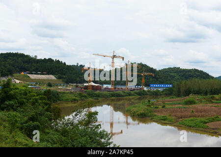 Blick auf die Konstruktion von doppelten Titanic und seine Umgebung in Daying Grafschaft, Stadt Suining, Südwesten Chinas Provinz Sichuan, 18. September 2019. Stockfoto