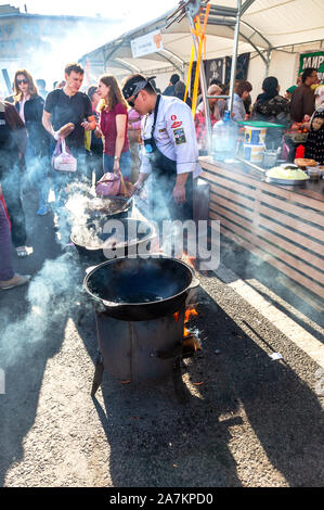 Samara, Russland - 5. Oktober 2019: Saftige appetitlich Stücke Fleisch kochen in einem großen Kessel im Freien während des Urlaub Stockfoto