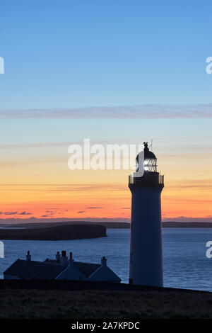 Cantick Head Lighthouse auf Wände, Orkney, Schottland. Auf der südlichen Ansätze zu Scapa Flow bei Sonnenaufgang Stockfoto