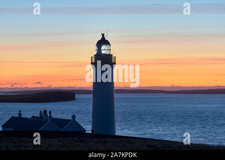 Cantick Head Lighthouse auf Wände, Orkney, Schottland. Auf der südlichen Ansätze zu Scapa Flow bei Sonnenaufgang Stockfoto