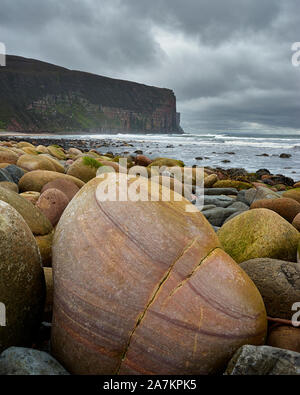 Gemusterte Felsbrocken auf Rackwick Bay Beach, Hoy, Orkney, Schottland Stockfoto