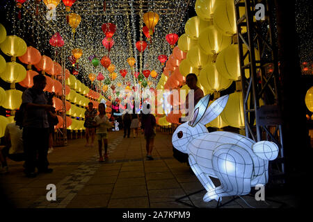 Menschen besuchen die Laterne Festival im Victoria Park in Hongkong, China, 11. September 2019. Stockfoto