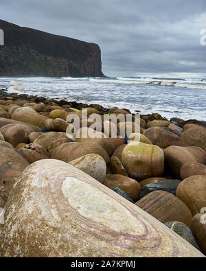 Gemusterte Felsbrocken auf Rackwick Bay Beach, Hoy, Orkney, Schottland Stockfoto