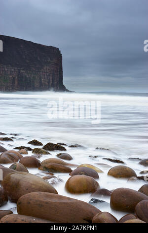 Gemusterte Felsbrocken auf Rackwick Bay Beach, Hoy, Orkney, Schottland Stockfoto