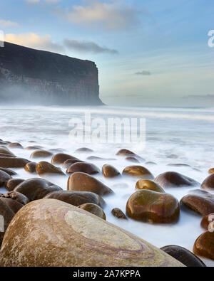 Gemusterte Felsbrocken auf Rackwick Bay Beach, Hoy, Orkney, Schottland Stockfoto