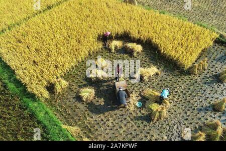 Luftaufnahmen von Ackerland, auf dem Bauern die Ernte an Huaxi Bezirk der Stadt Guiyang, Provinz Guizhou im Südwesten Chinas, 24. September 2019. *** Lo Stockfoto