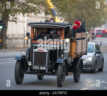 Whitehall, London, UK. 3. November 2019. Der 123. Jahrestag Bonhams London nach Brighton Veteran Car Run Ankunft in Whitehall auf dem Weg nach Brighton Stockfoto