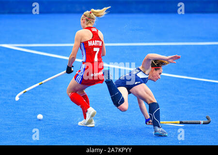 London, Großbritannien. 3 Nov, 2019. Hannah Martin von Großbritannien (in Aktion links) Während FIH Olympic Qualifier Match: Großbritannien vs Chile (Frauen) an Lea Valley Hockey und Tennis Center am Sonntag, November 03, 2019 in London, England. Credit: Taka G Wu/Alamy leben Nachrichten Stockfoto