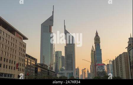 DUBAI, VEREINIGTE ARABISCHE EMIRATE - Oktober 16, 2019: Wolkenkratzer einschließlich der Emirates Towers bei Sonnenuntergang vom World Trade Center in Dubai, VAE Stockfoto