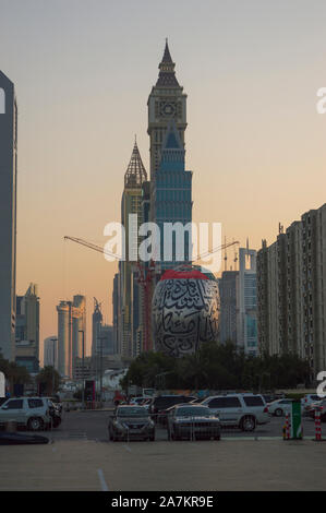 DUBAI, VEREINIGTE ARABISCHE EMIRATE - Oktober 16, 2019: street scene mit Wolkenkratzern bei Sonnenuntergang in Dubai, VAE Stockfoto