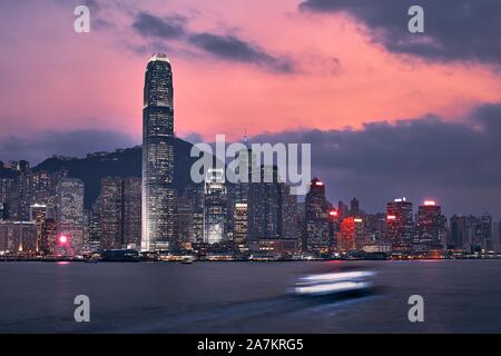 Victoria Harbour und städtischen Skyline mit beleuchteten Wolkenkratzer in der Dämmerung, Hong Kong. Stockfoto