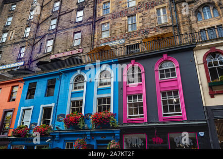 Edinburghs berühmte West Bug & Victoria Street, Detail, bunten Fassaden auf historische Gebäude mit Johnston Terrace: Edinburgh, Schottland Stockfoto