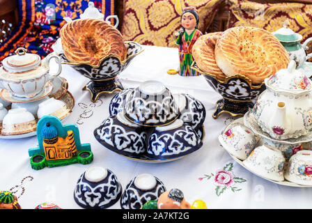 Samara, Russland - 5. Oktober 2019: Ethnische Usbeken Keramik Geschirr auf dem Tisch. Dekorative Keramik mit traditionellen Usbekistan ornament Stockfoto