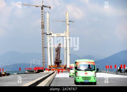 Die chinesischen Arbeiter die Arbeit dem Pingtan Meerenge Straße - Schiene Brücke, die weltweit längste cross-Sea Road - Rail Bridge, in Fuzhou city, südost China Fujian Stockfoto