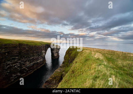 Nadelöhr Rock Natural Arch in der Nähe von Sarclet, Wick, Caithness, Highland, Schottland. Stockfoto