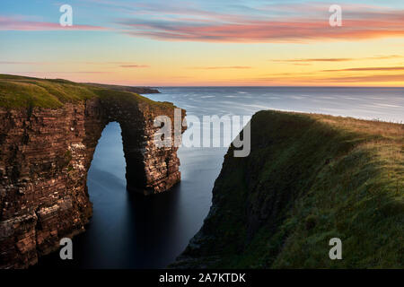 Nadelöhr Rock Natural Arch in der Nähe von Sarclet, Wick, Caithness, Highland, Schottland. Stockfoto