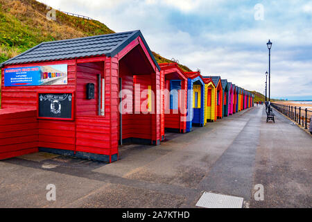 Neue Beach Chalets auf der Esplanade in Saltburn am Meer North Yorkshire am Ende ihres ersten Sommer Jahreszeiten verwenden Stockfoto