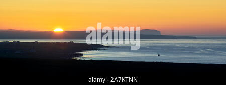 Sonnenuntergang über dunnett Kopf, betrachtet aus Duncansby Head, Caithness, Highland, Schottland. Stockfoto