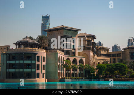 DUBAI, VEREINIGTE ARABISCHE EMIRATE - 17. OKTOBER 2019: Souk Al Bahar Komplex am Brunnen See ware Flanke in der Nähe von Dubai Mall, VAE Stockfoto