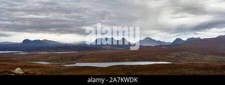 Inselberg Panorama. LtoR Suilven, Canisp, Cul Mor, Stac Pollaidh, Cul Beag und Coigach. Von Achnahaird, Wester Ross, Highland, Schottland gesehen. Stockfoto