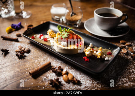 Toffee Panna Cotta serviert mit einer Tasse Kaffee Stockfoto