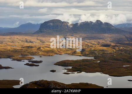 Suilven, betrachtet aus Stac Pollaidh, Wester Ross, Highland, Schottland Stockfoto