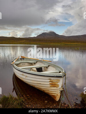 Ruderboot und Loch Awe mit Canisp hinter, Assynt, Sutherland, Highland, Schottland Stockfoto