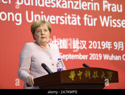 Die deutsche Bundeskanzlerin Angela Merkel eine Rede an der Wuhan Universität der Wissenschaft und Technologie in Wuhan City, Zentrale der chinesischen Provinz Hubei, 7 Sept Stockfoto