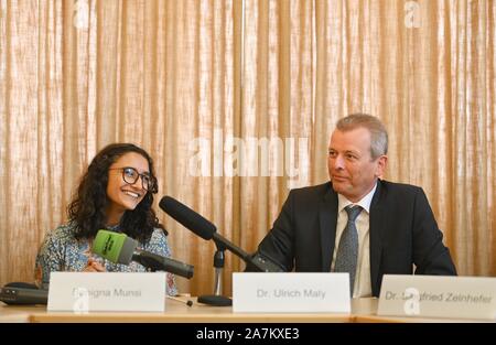 Nürnberg, Deutschland. 03 Nov, 2019. Der neu gewählte Nürnberger Christkind, Munsi Benigna, zusammen mit dem Oberbürgermeister der Stadt Nürnberg, Ulrich Maly (SPD, r) eine Pressekonferenz abhalten. Nach dem Skandal um eine rassistische Kommentar auf der Facebook Seite von ein AfD Bezirk Verbindung, das Nürnberger Christkind, Munsi Benigna, zusammen mit dem Oberbürgermeister der Stadt Nürnberg, Maly (SPD), gab eine Pressekonferenz. Credit: Nicolas Armer/dpa/Alamy leben Nachrichten Stockfoto