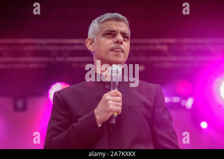 London, Großbritannien. 03 Nov, 2019. Bürgermeister von London Sadiq Khan Adressierung der großen Menschenmenge, die in Trafalgar Square versammelt Diwali zu genießen. Die Feier des Lichts über die Finsternis, des Guten über das Böse, wissen auch als Deepavali, Paul Quezada-Neiman/Alamy Live News Credit: Paul Quezada-Neiman/Alamy leben Nachrichten Stockfoto